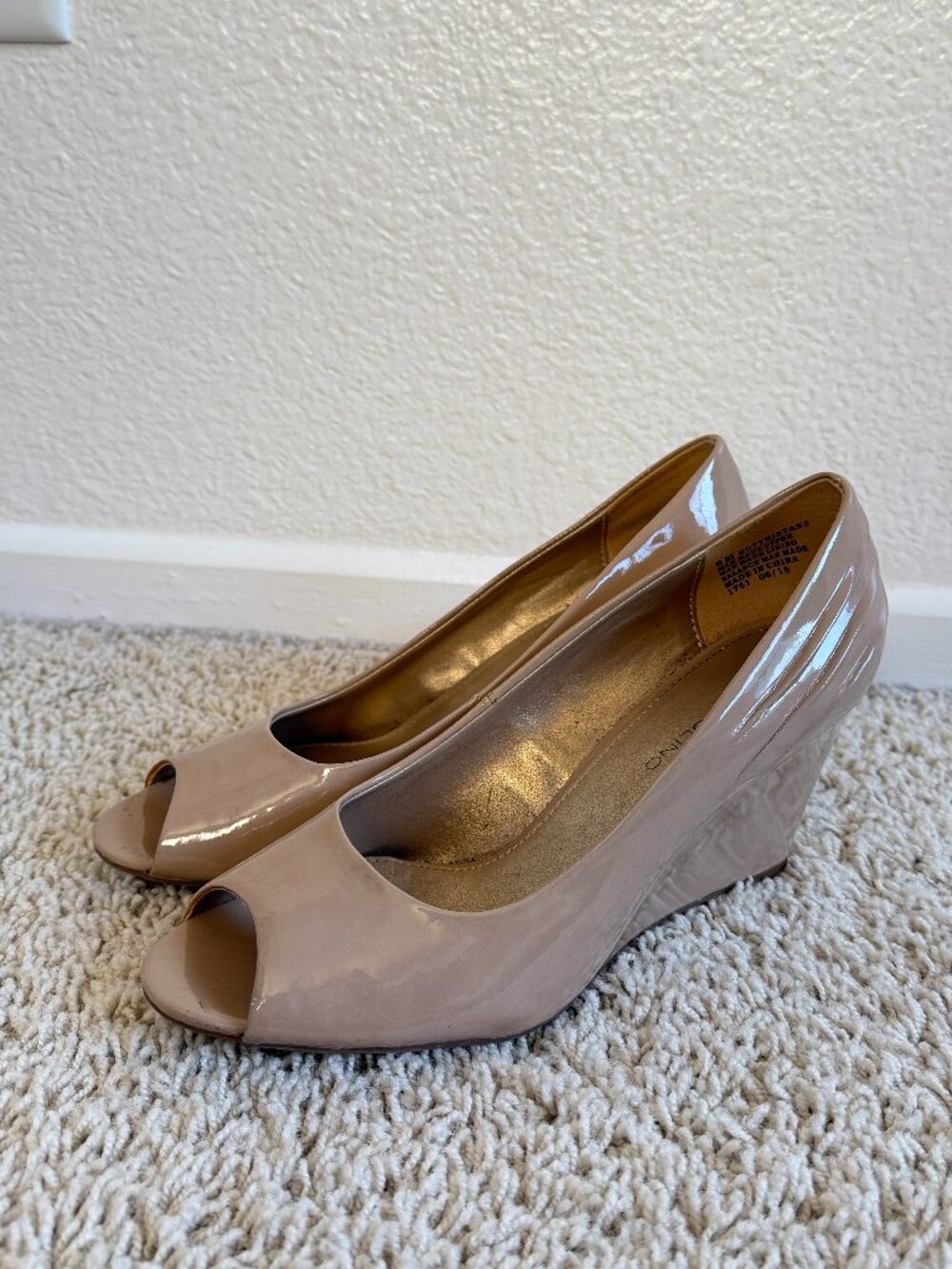 Bandolino Women's Nude Patent Leather Peep Toe Wedge Heels Size 8
